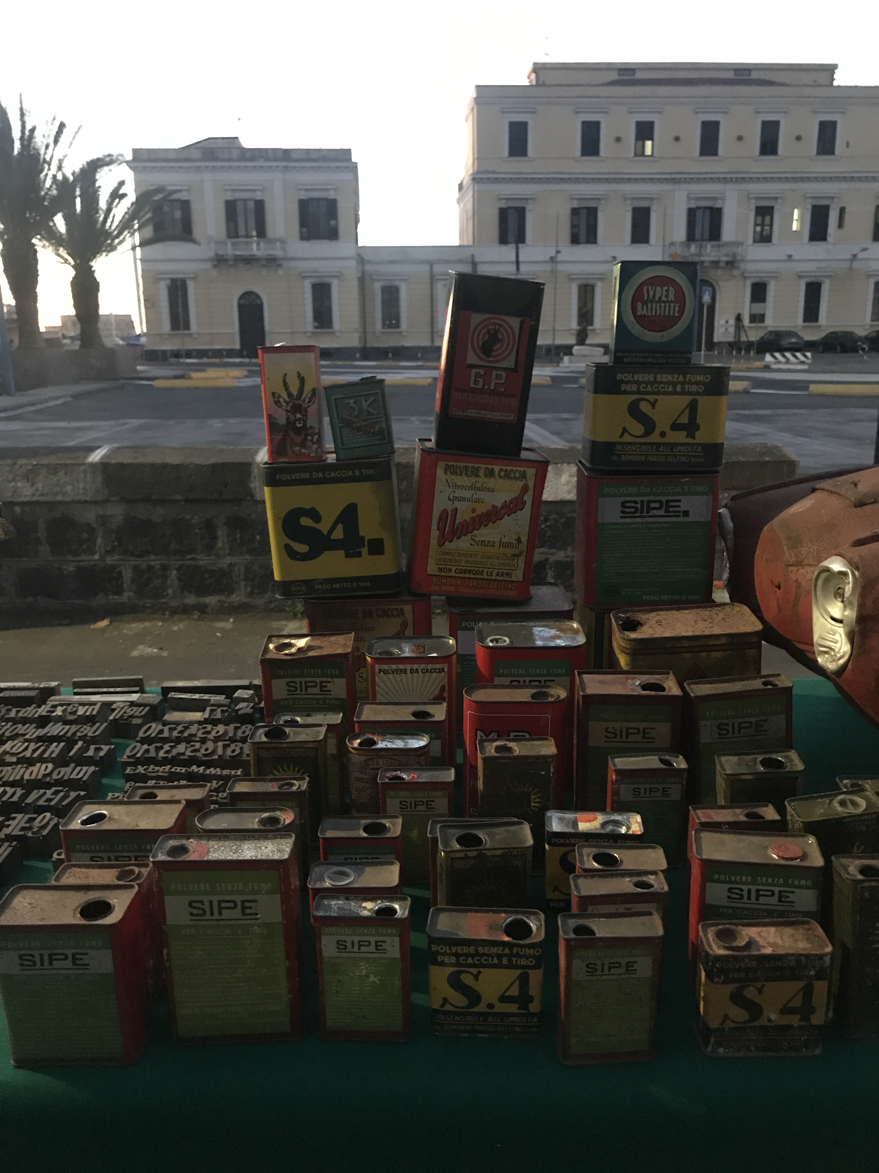 Albeggiando al porto di Catania su un tavolo del mercato delle pulci sotto gli archi della marina.