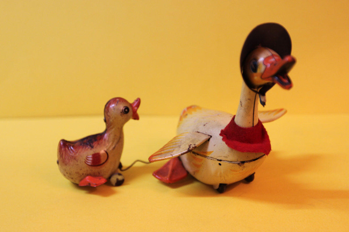 GOOSE JAPAN WIND UP TIN TOY